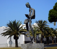 Arrecife Santa Coloma (Titerroy) Rambla Medular, Skulptur "Lectura en el Jardín Perfumado"